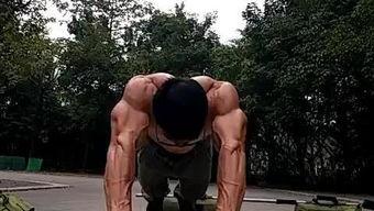 肌肉男的吻戏视频,热血沸腾的瞬间